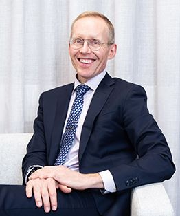 Juha-Pekka Halmeenmäki hymyilee